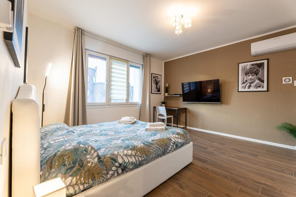 Bed, TV and multimedia, Bedroom