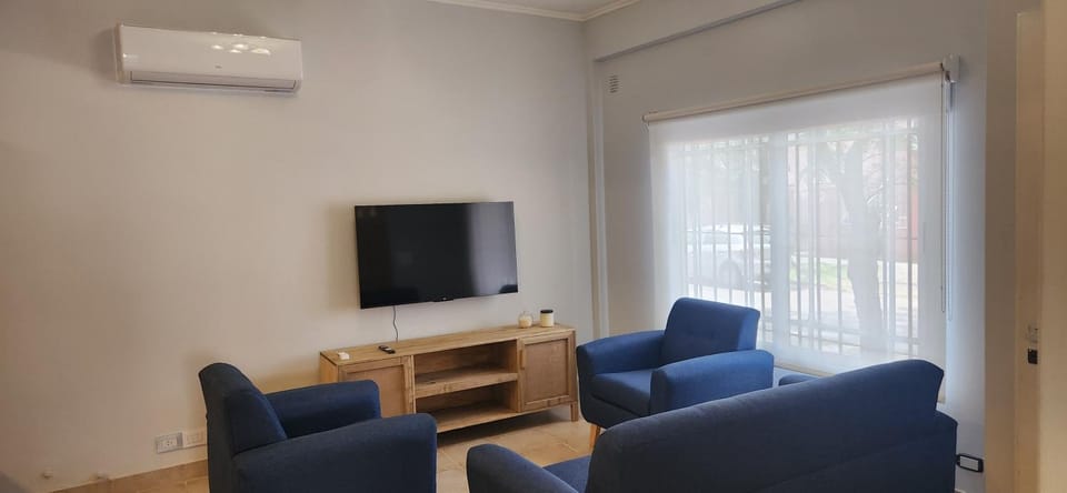 Communal lounge/ TV room, TV and multimedia, Living room, Seating area, Evening entertainment, air conditioner