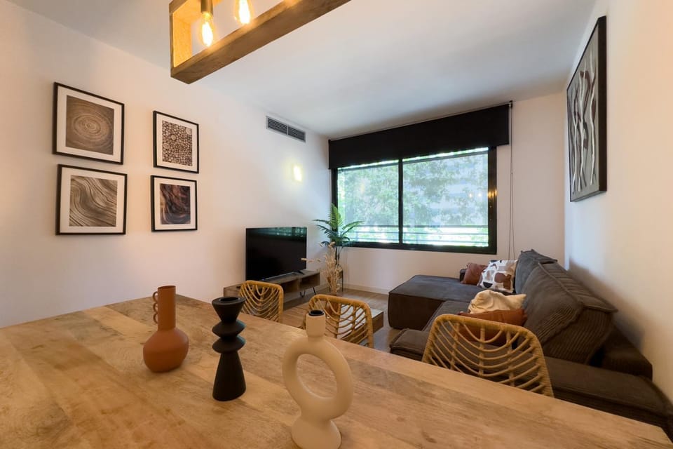 TV and multimedia, Living room, Seating area, Dining area