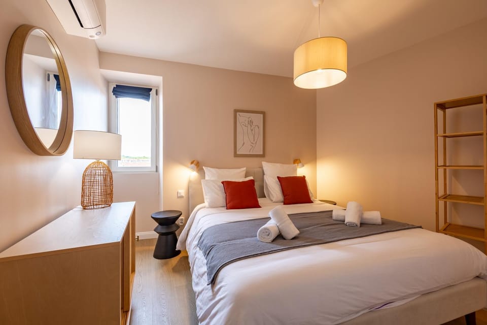 Photo of the whole room, Bedroom