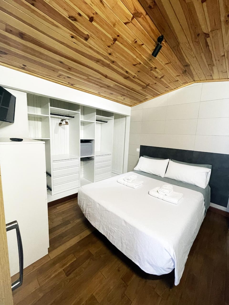 Bed, Photo of the whole room, Bedroom, wardrobe