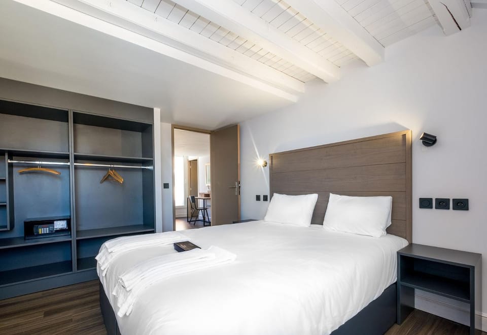 Property building, Living room, Bedroom