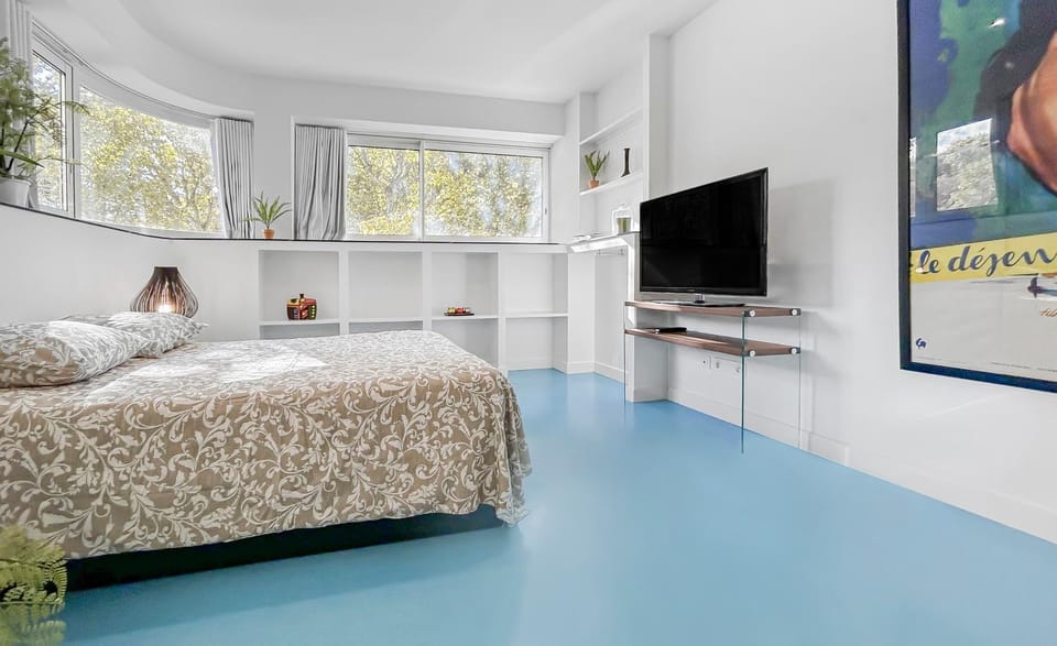 Bed, TV and multimedia