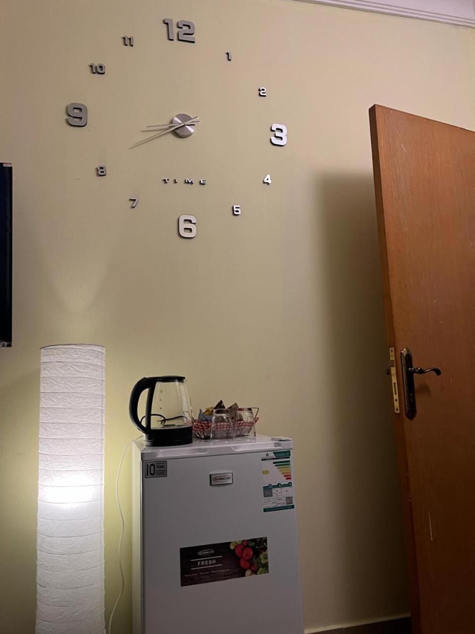 Kitchen or kitchenette, minibar