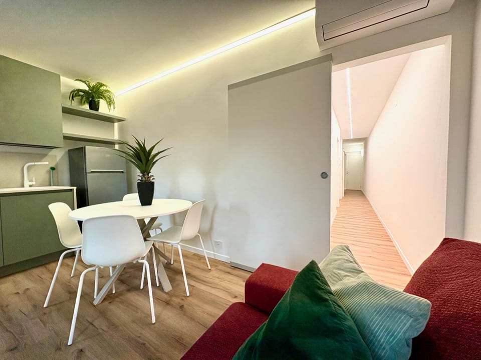 Kitchen or kitchenette, Living room, Seating area, Dining area