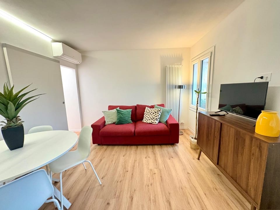 Communal lounge/ TV room, TV and multimedia, Living room, Seating area, Evening entertainment