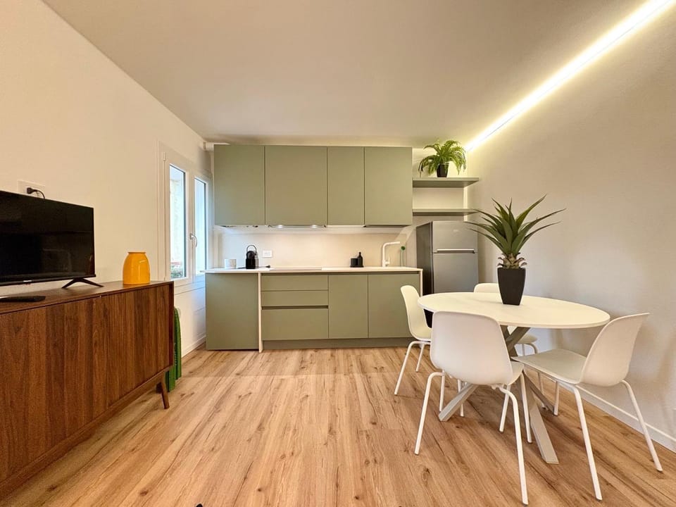 TV and multimedia, Kitchen or kitchenette, Dining area, minibar, stove