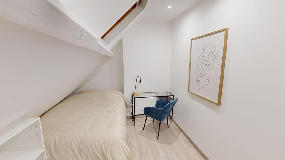 Photo of the whole room, Bedroom