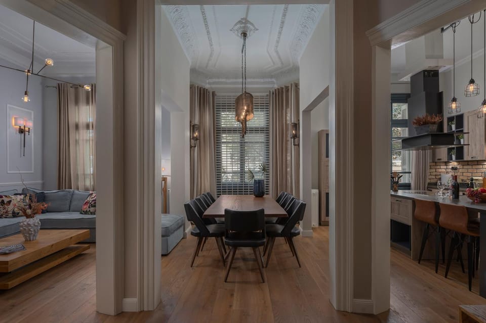 Kitchen or kitchenette, Living room, Seating area, Dining area