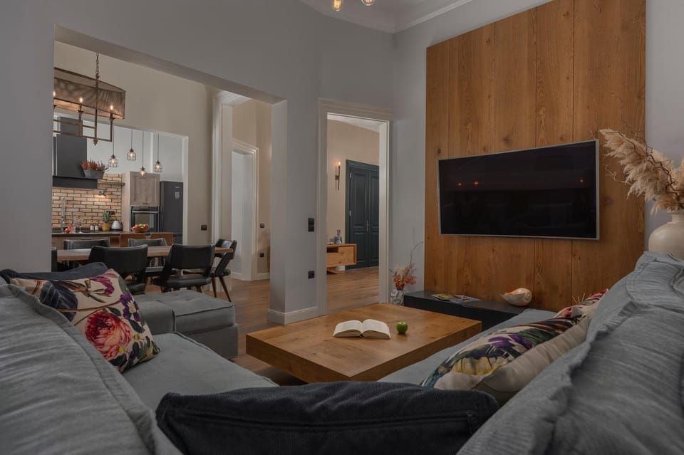 Communal lounge/ TV room, TV and multimedia, Living room, Seating area, Dining area