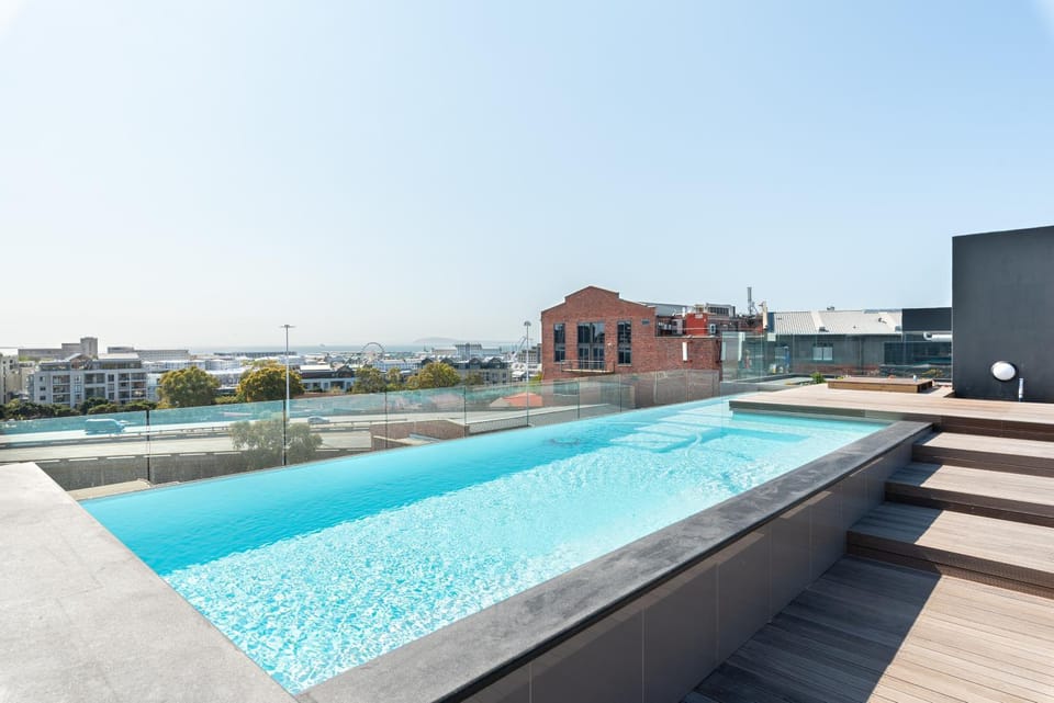 Skyline Penthouse, Private Pool & Rooftop Oasis Apartment in Cape Town