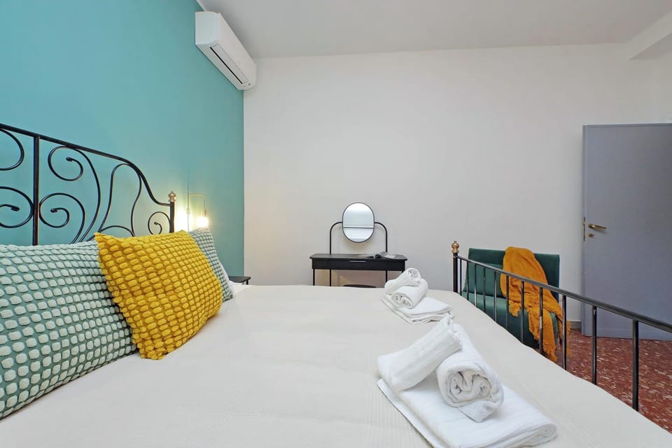 Bed, Bedroom, towels