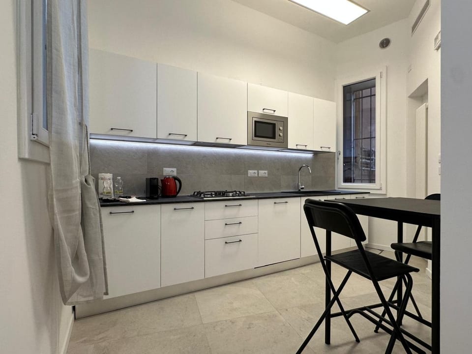 Coffee/tea facilities, Kitchen or kitchenette, microwave, stove