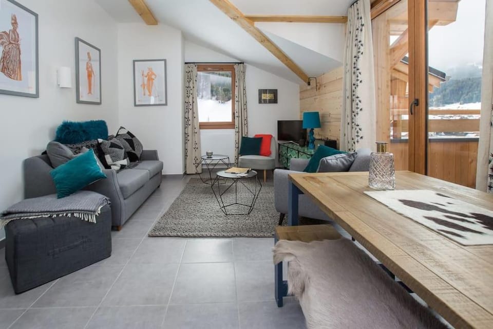 Natural landscape, TV and multimedia, Living room, Seating area