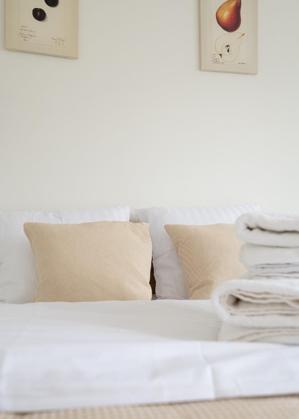 Bed, towels