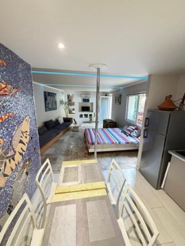 Bed, Kitchen or kitchenette, Photo of the whole room, Seating area, Bedroom
