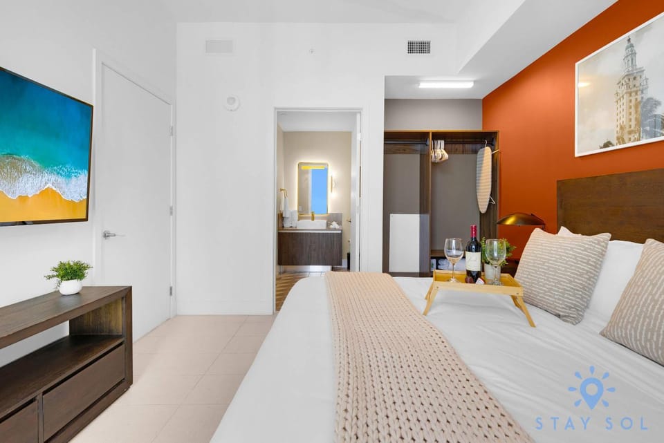 Chic Downtown - City Views Gym & Pool Apartment in Miami