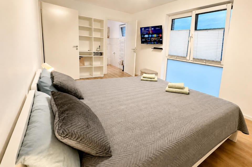 Bed, TV and multimedia, Photo of the whole room, Bedroom