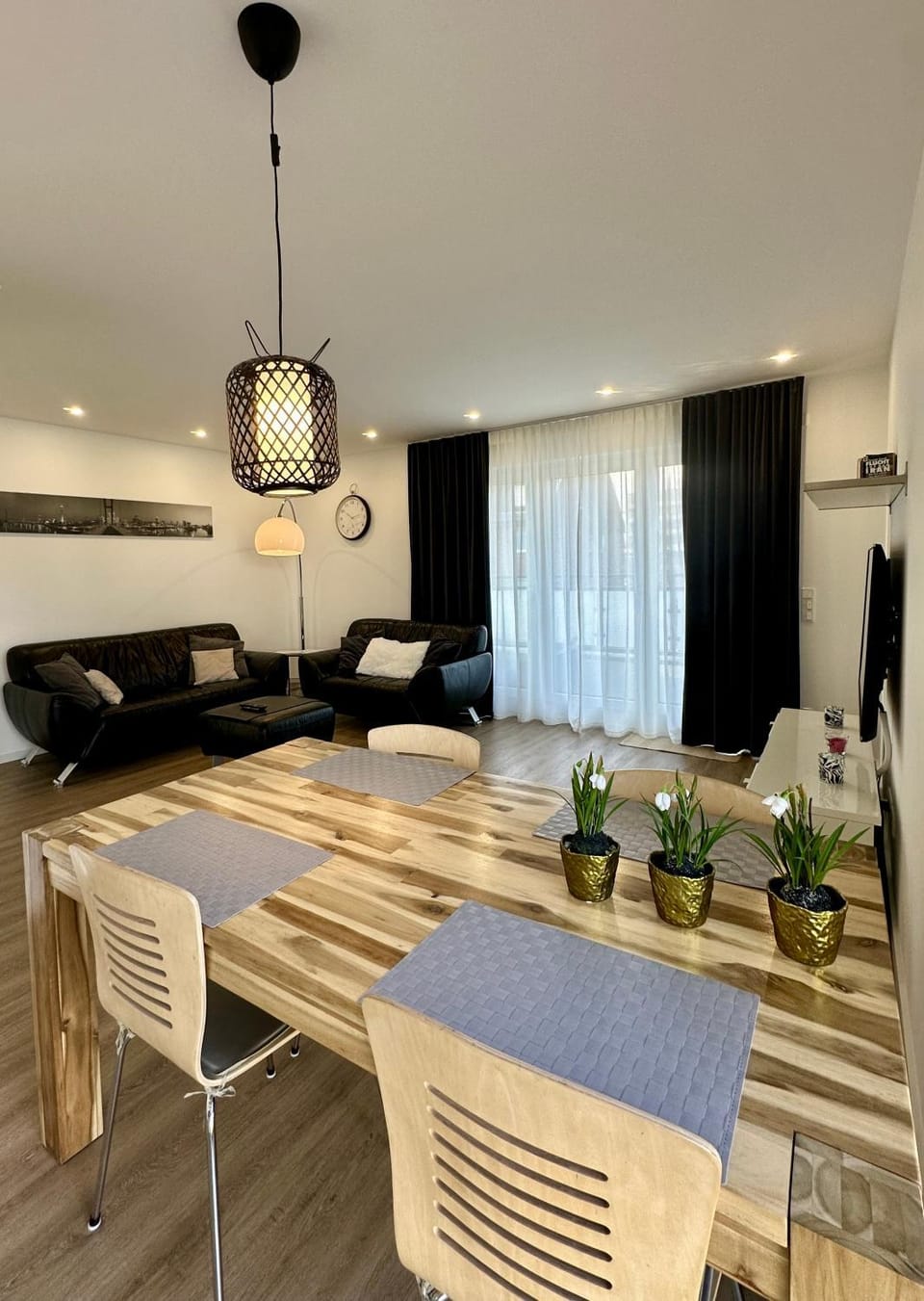 TV and multimedia, Living room, Seating area, Dining area