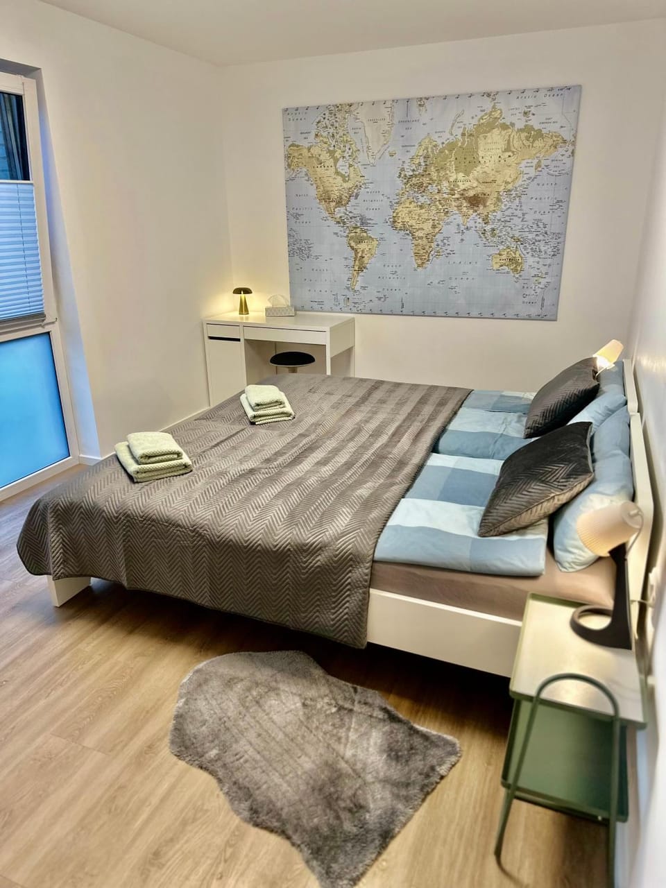 Bed, TV and multimedia, Bedroom
