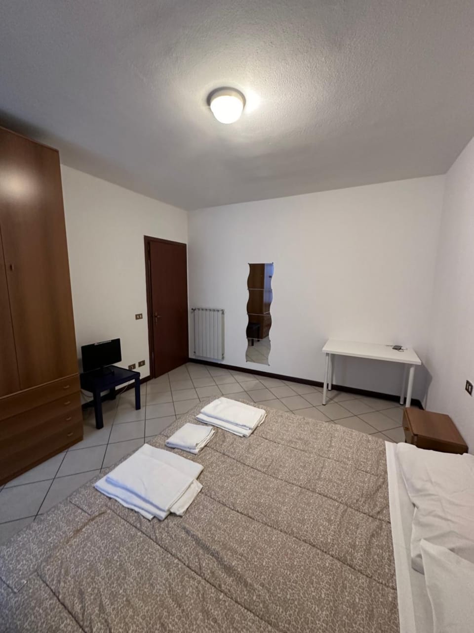 Bed, TV and multimedia, Photo of the whole room, Bedroom, towels, wardrobe