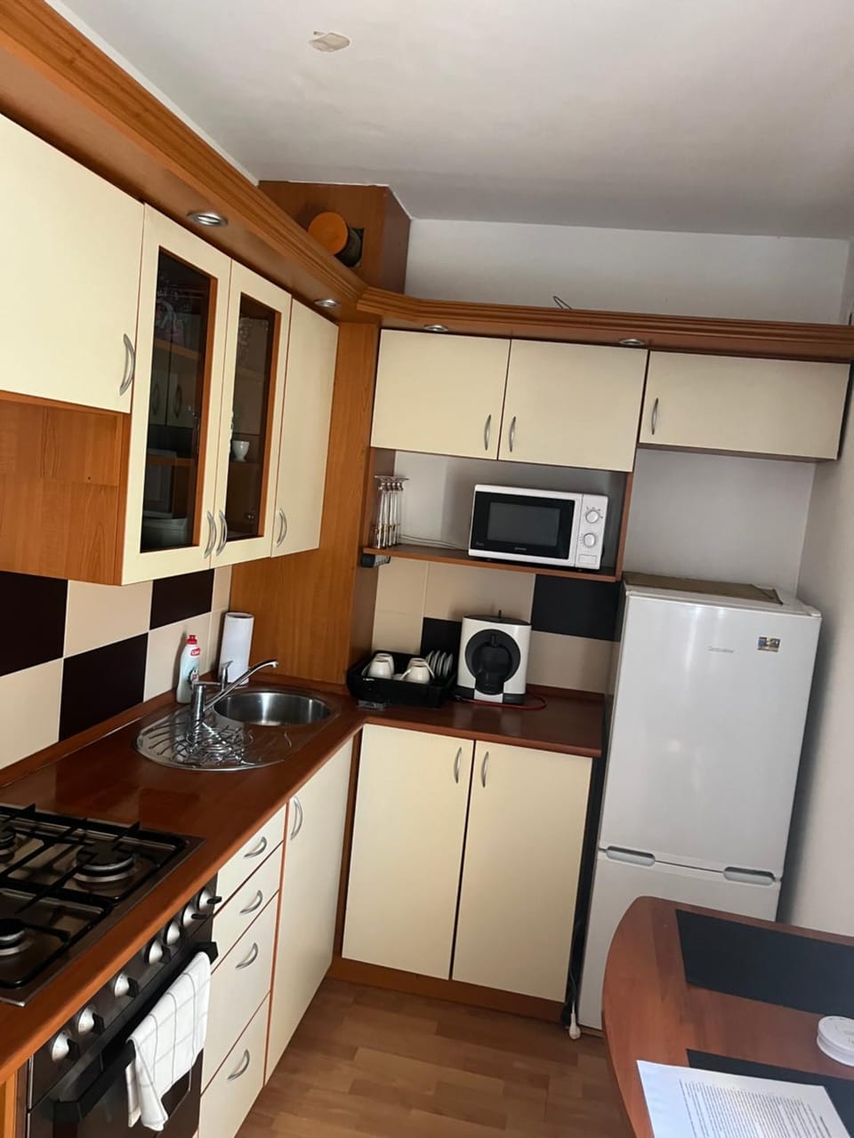 Coffee/tea facilities, Kitchen or kitchenette, oven, stove