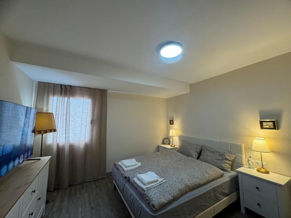 Bed, TV and multimedia, Bedroom