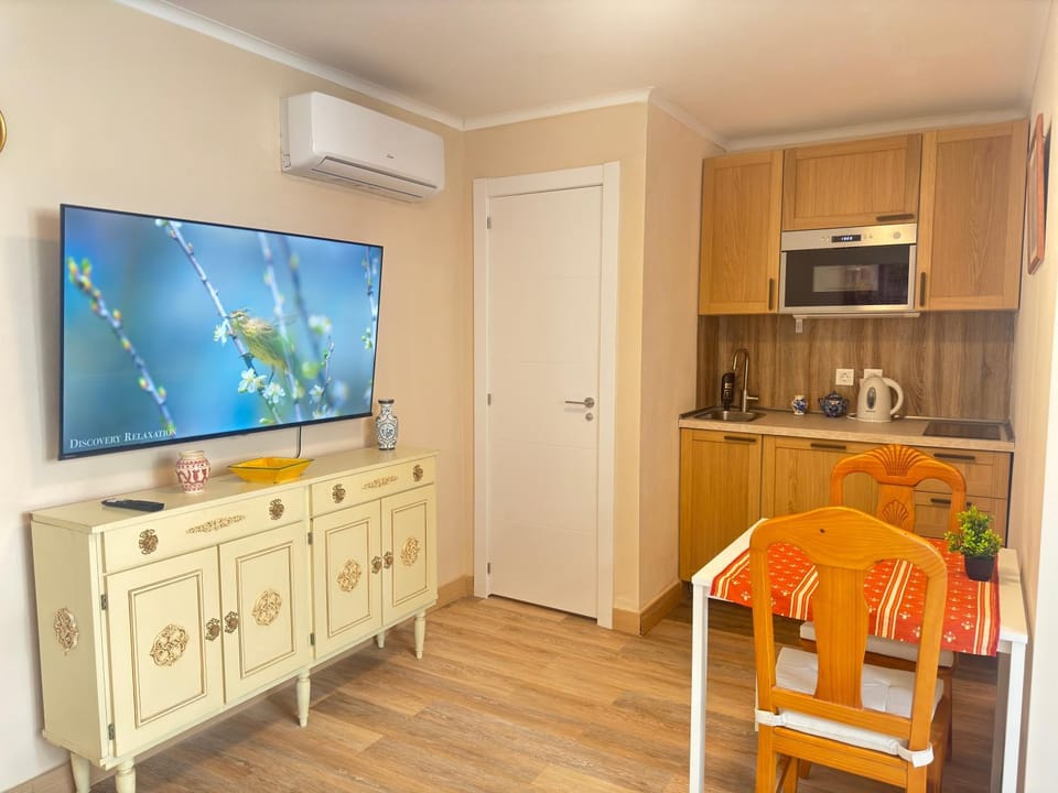 TV and multimedia, Kitchen or kitchenette, Dining area, air conditioner