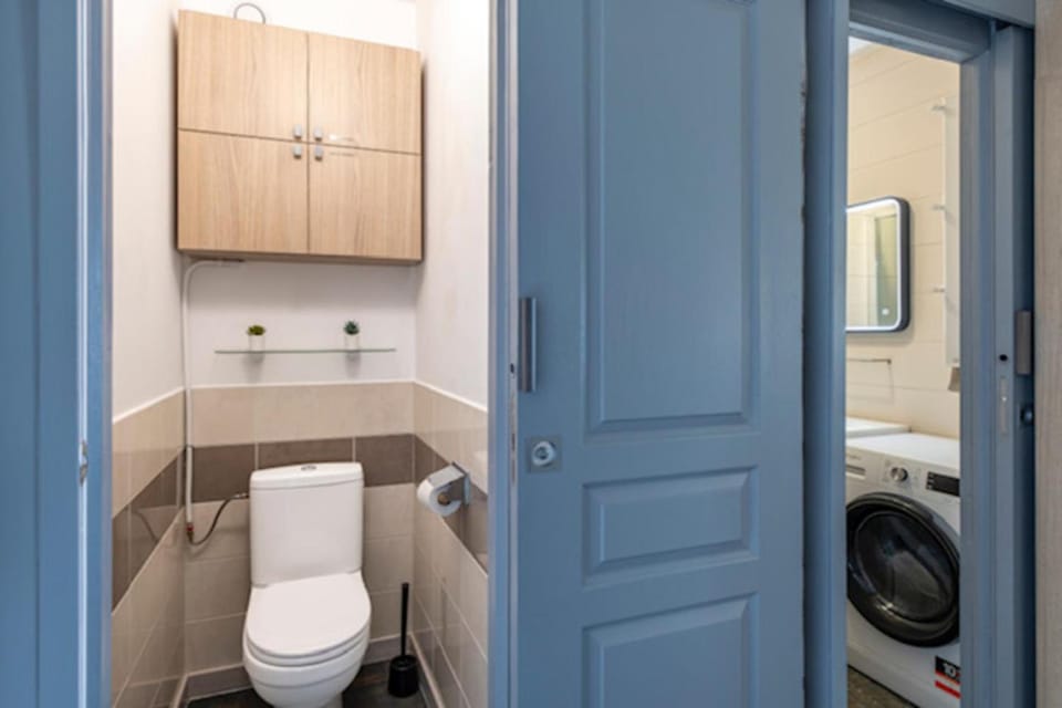 Toilet, Bathroom, towels, washing machine, dryer