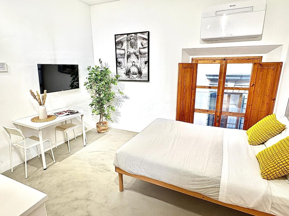 Communal lounge/ TV room, Bed, TV and multimedia, Living room, Photo of the whole room, Seating area, Dining area, Bedroom, air conditioner