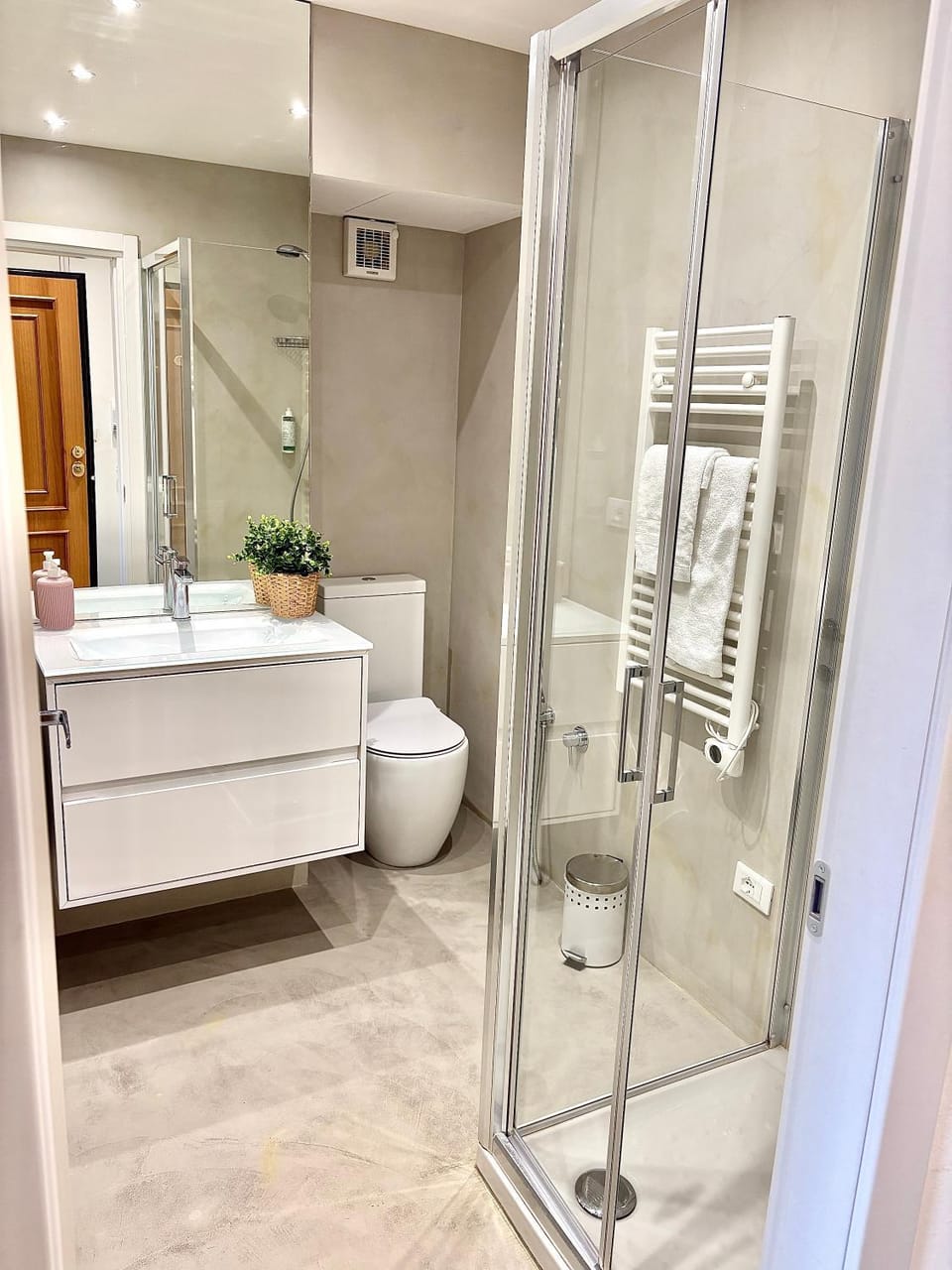 Shower, Toilet, Bathroom, towels