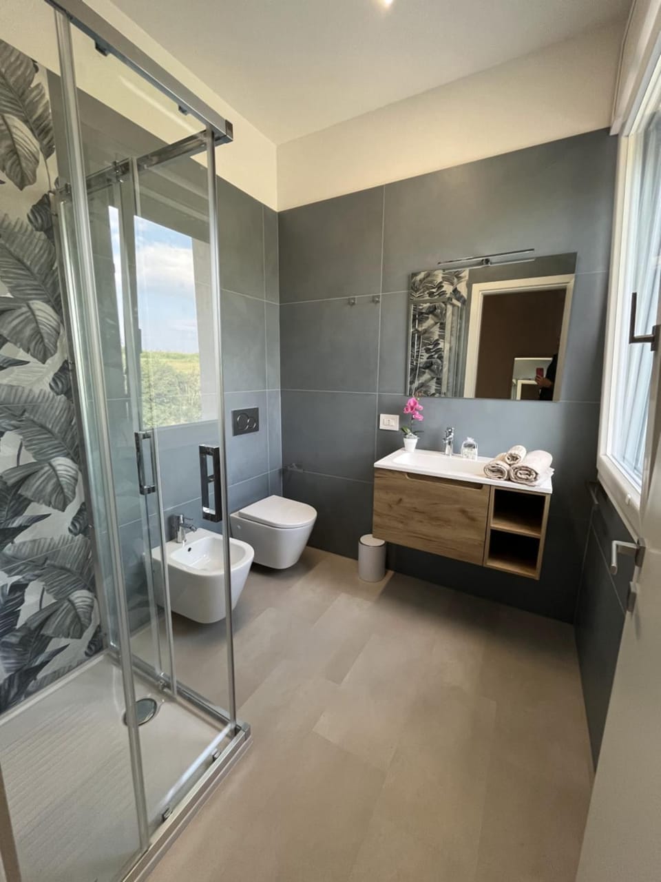 Shower, Toilet, Bathroom, bidet, towels