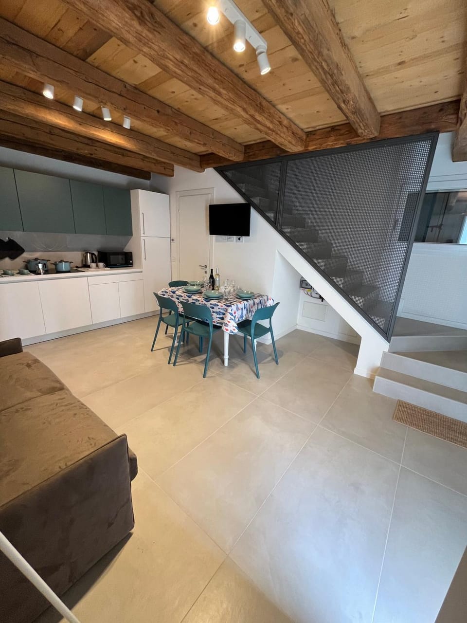 TV and multimedia, Kitchen or kitchenette, Living room, Seating area