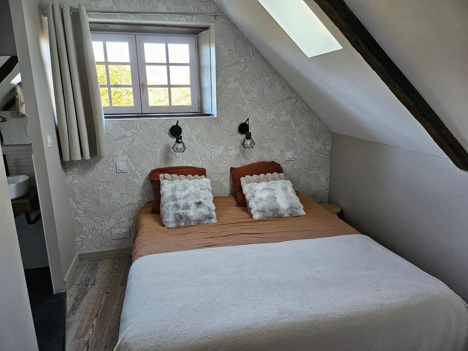 Bed, Photo of the whole room, Bedroom