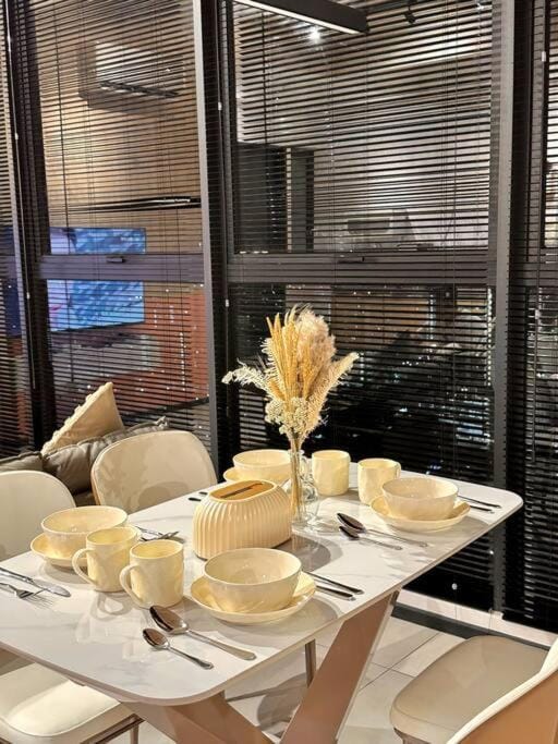 URBAN Suites Modern Pinky 6pax 3queen 3Bedroom 2Bathroom 2Carpark with Infinity Pool Apartment in George Town