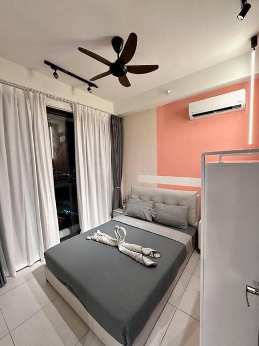 URBAN Suites Modern Pinky 6pax 3queen 3Bedroom 2Bathroom 2Carpark with Infinity Pool Apartment in George Town