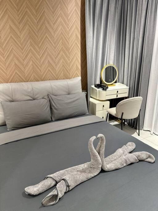 URBAN Suites Modern Pinky 6pax 3queen 3Bedroom 2Bathroom 2Carpark with Infinity Pool Apartment in George Town