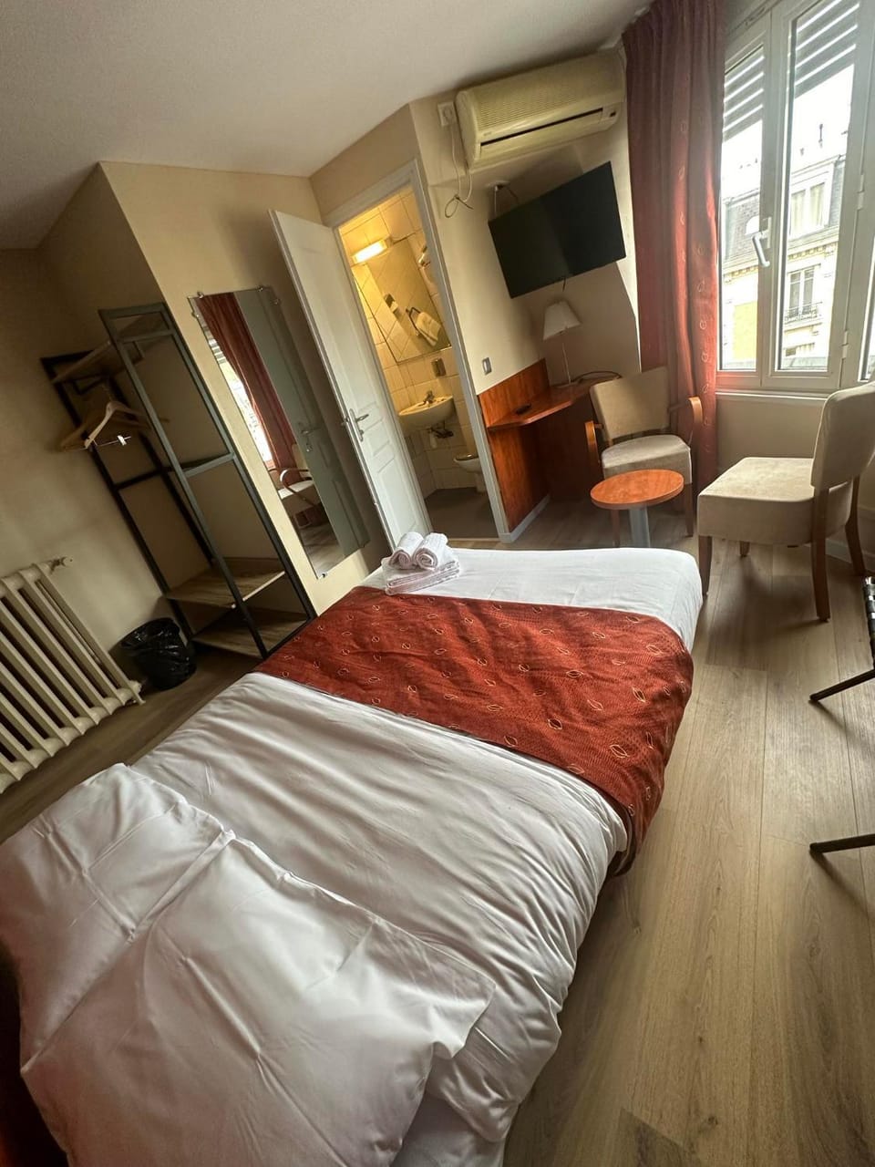 Bed, TV and multimedia, Bedroom