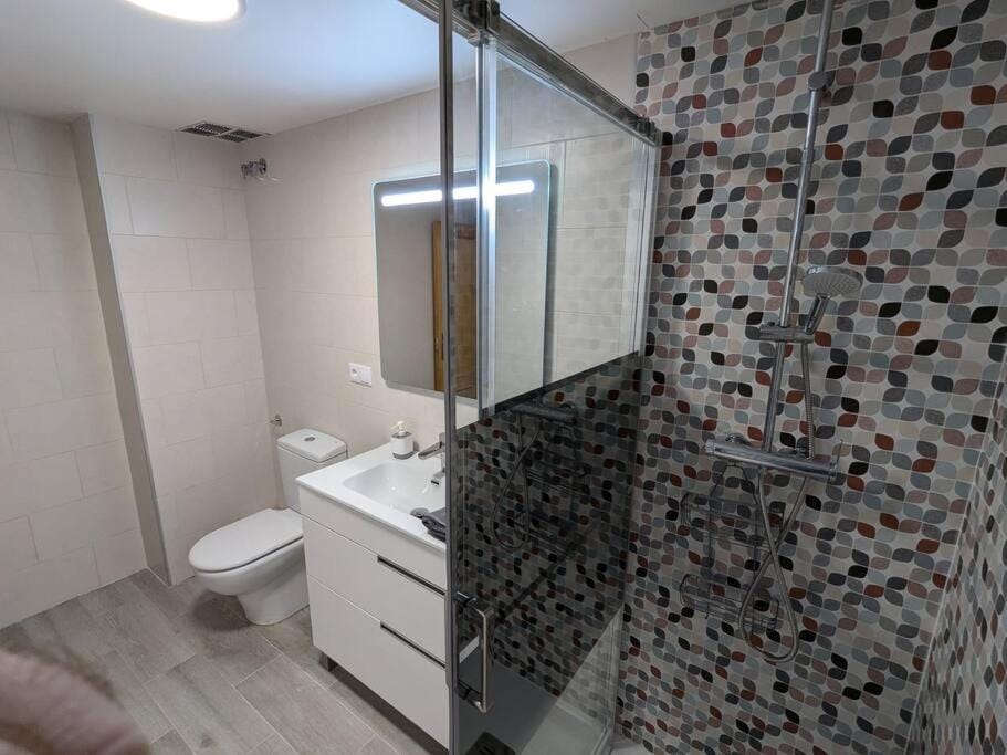 Shower, Toilet