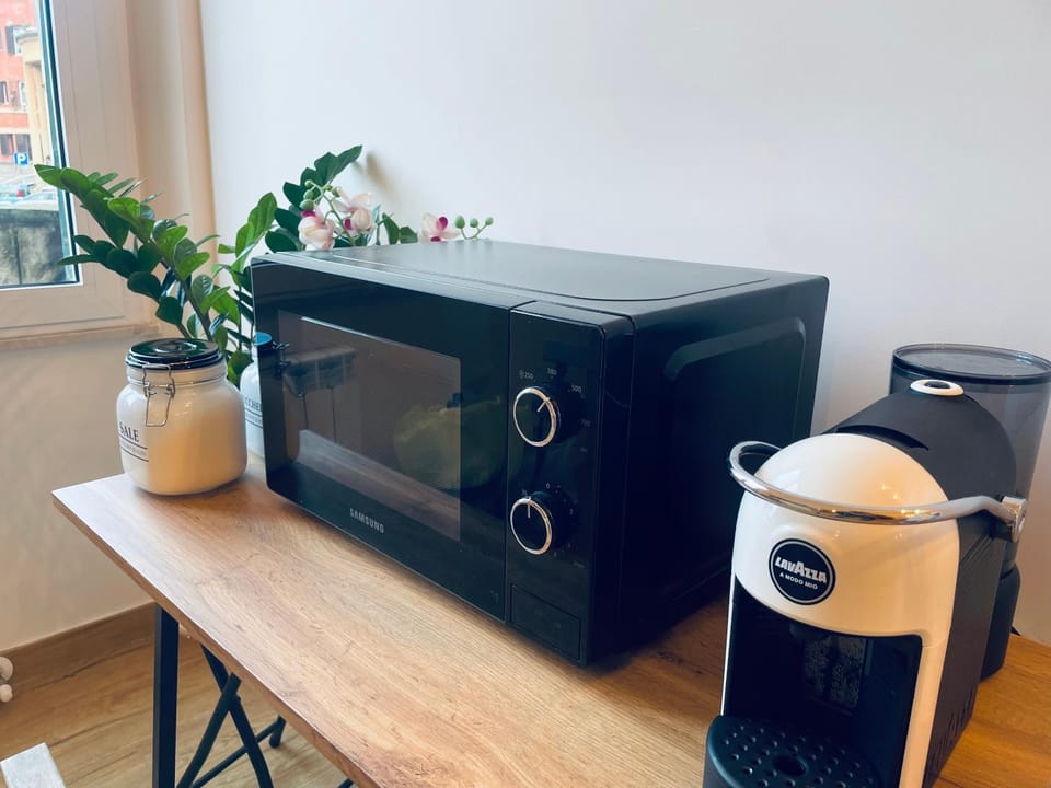 Coffee/tea facilities, microwave