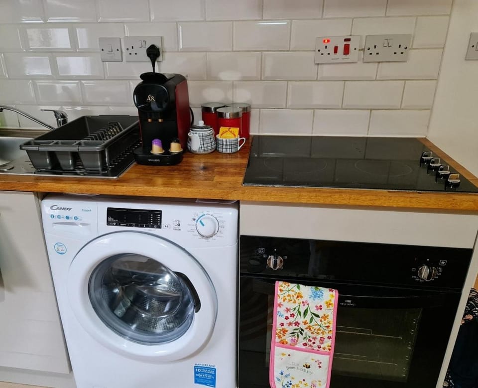 Coffee/tea facilities, Kitchen or kitchenette, stove, washing machine, kitchen