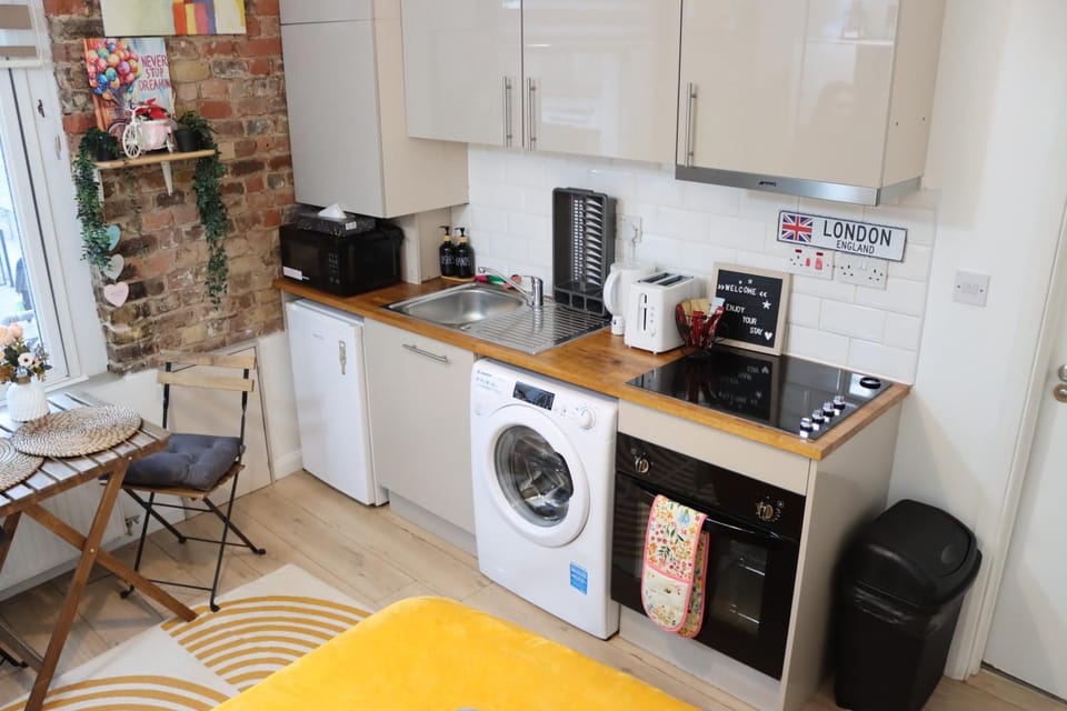 Kitchen or kitchenette, Seating area, oven, stove, washing machine
