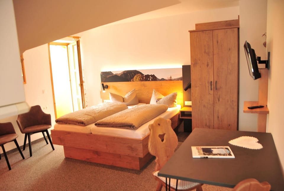 Bed, TV and multimedia, Photo of the whole room