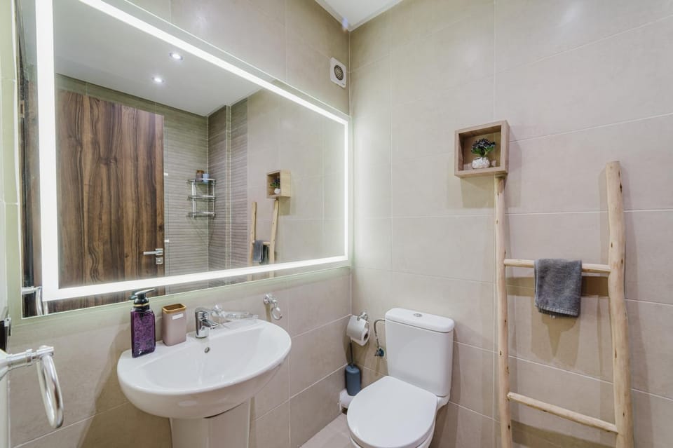 Shower, Toilet, Bathroom, bidet, towels