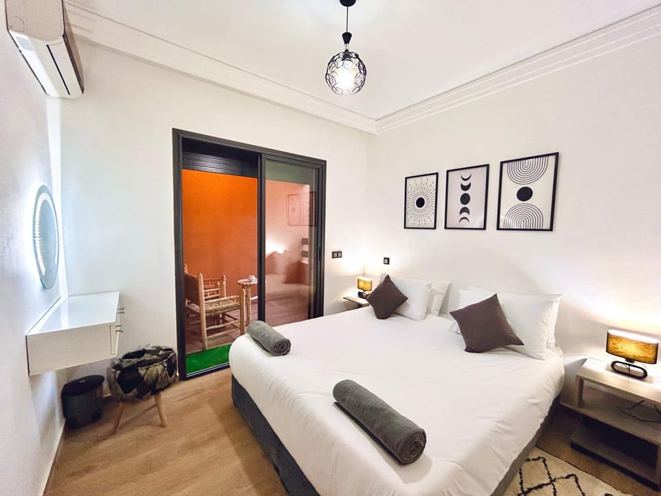 Bed, TV and multimedia, Living room, Photo of the whole room, Seating area, Bedroom, towels