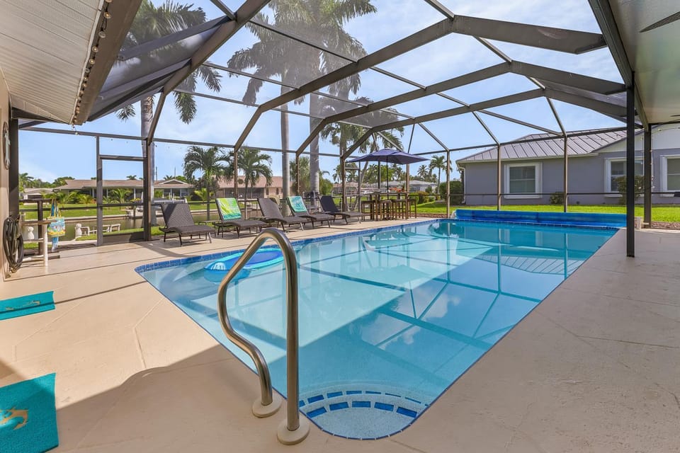 Pool view, Swimming pool, sunbed