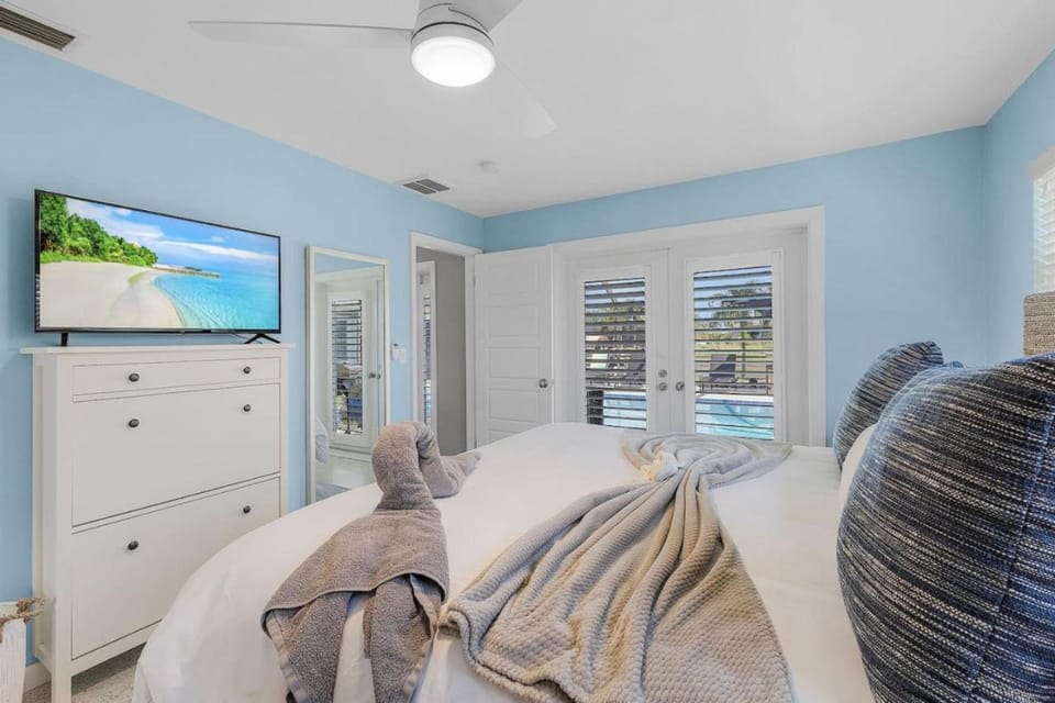 Bed, TV and multimedia, Photo of the whole room, Bedroom