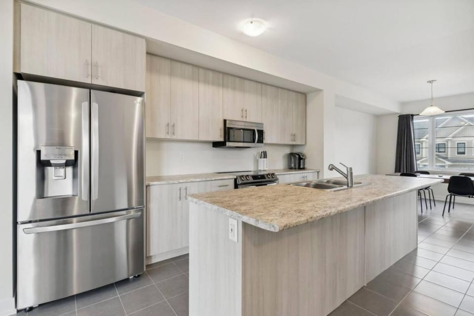 A Brand New 4BR Townhouse in Thorold Retreat House in Welland