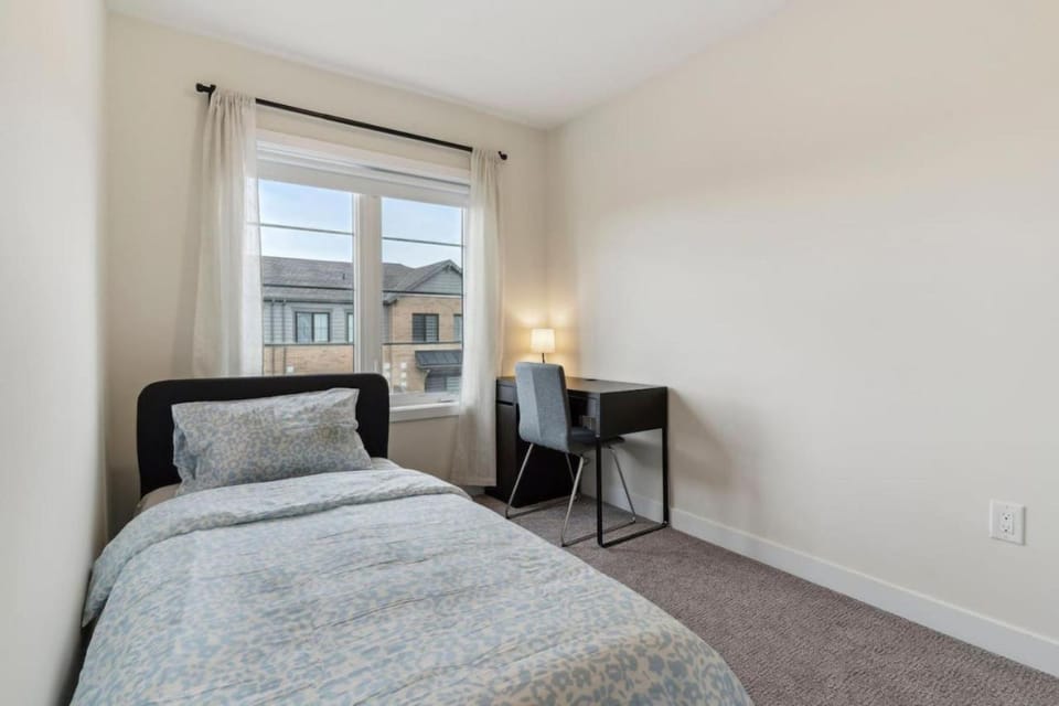 A Brand New 4BR Townhouse in Thorold Retreat House in Welland