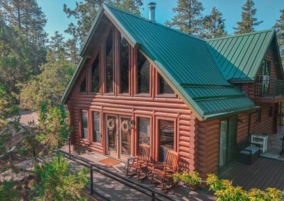 Charming Log AFrame in Pine House in Strawberry